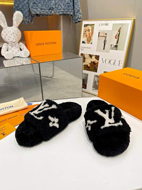 Picture of Louis Vuitton Slippers _SKULVsz35-40h0902623